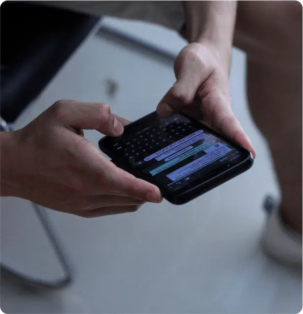 Pessoa digitando e visualizando mensagens no celular com aplicativo de conversas aberto