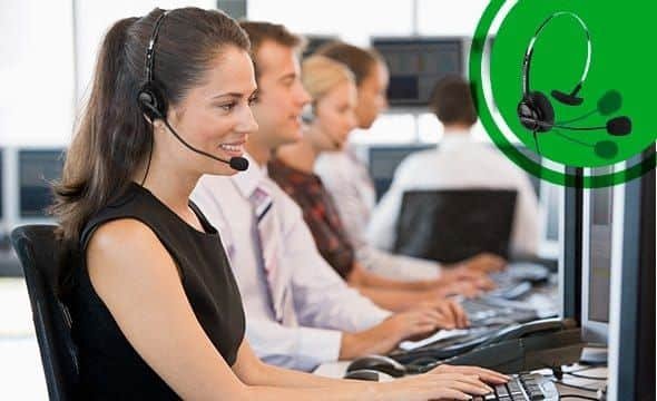 Headset CHS 40 USB Intelbras sendo utilizado por atendente em ambiente de call center, garantindo conforto e clareza nas chamadas.