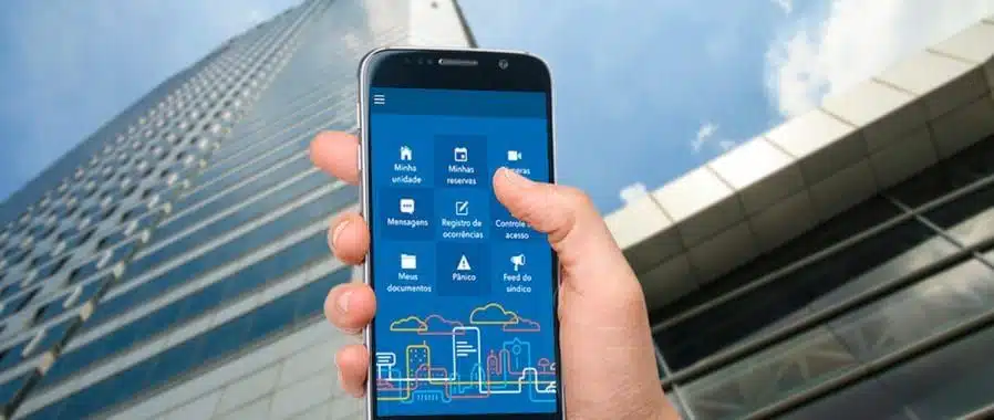 Controle de Acesso e as Novas Tendências no uso de aplicativos para gestão condominial, mostrando mão segurando smartphone com sistema de administração de condomínio em frente a prédio moderno.