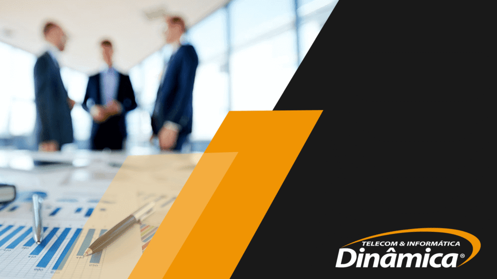Lei Geral de Proteção de Dados aplicada ao ambiente corporativo com executivos em reunião e gráficos de desempenho, ao lado do logo da Dinâmica Telecom.