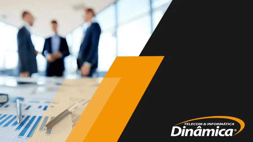 Lei Geral de Proteção de Dados aplicada ao ambiente corporativo com executivos em reunião e gráficos de desempenho, ao lado do logo da Dinâmica Telecom.