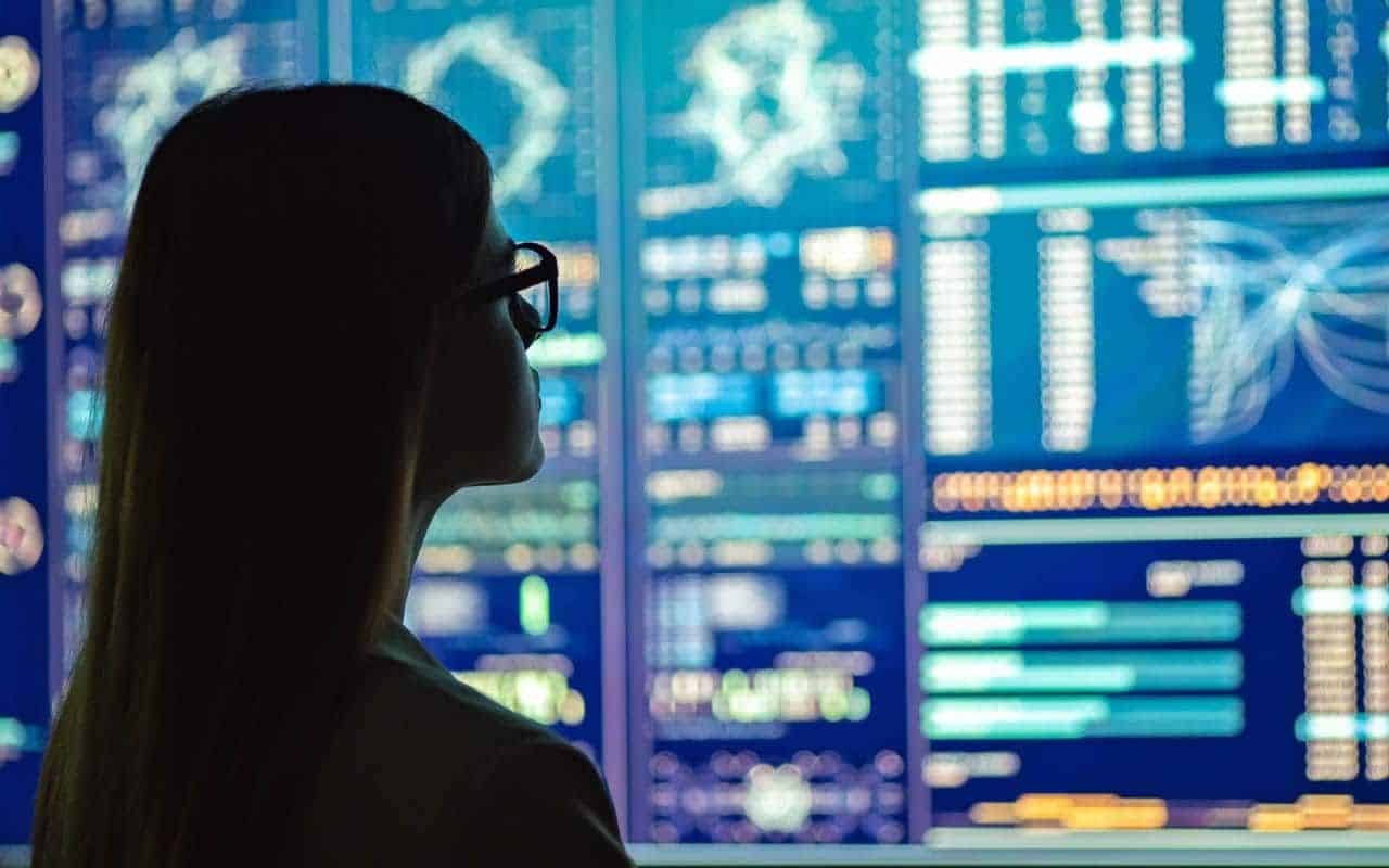 PABX IP em operação com análise de dados em tempo real em um ambiente corporativo moderno